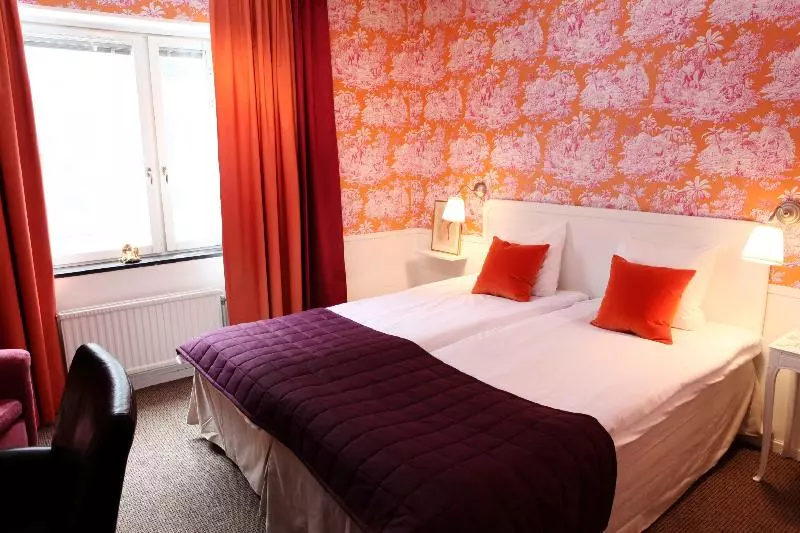 اتاق استاندارد, Corner Hotel
