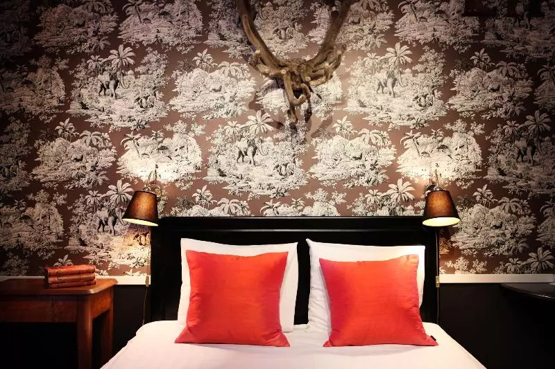 اتاق استاندارد, Corner Hotel
