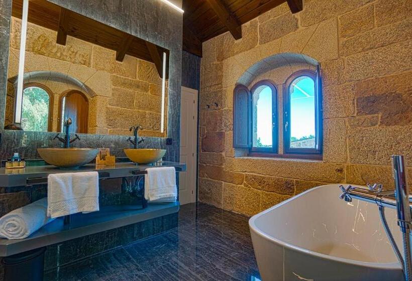 חדר דלוקס לשלושה, As Torres Da Hermida