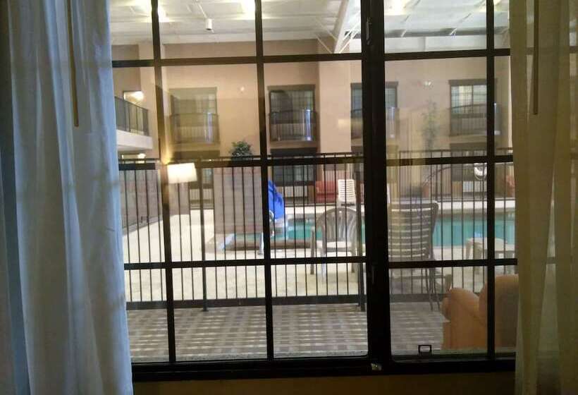 Pokój Standard Łóżko Małżeńskie, Clarion Pointe Winslow I 40