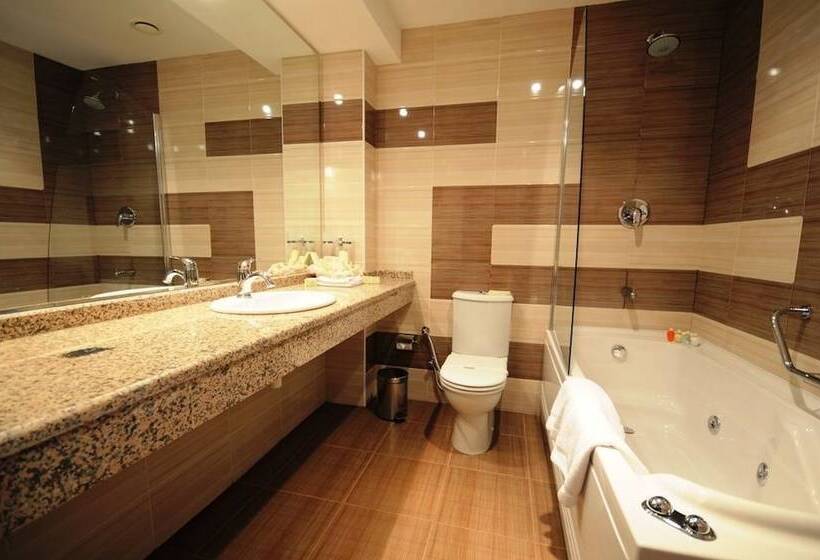 اتاق راحتی سه تخته, The Crown