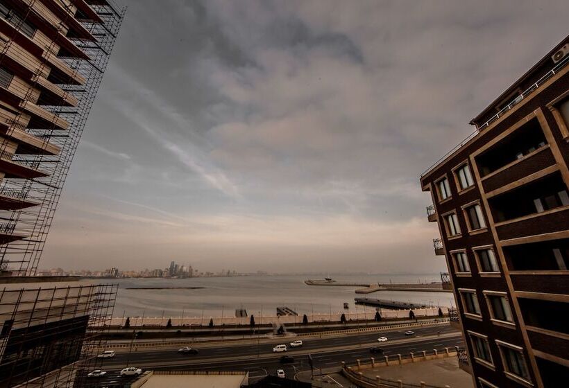 سوییت با چشم‌انداز دریا, The Crown