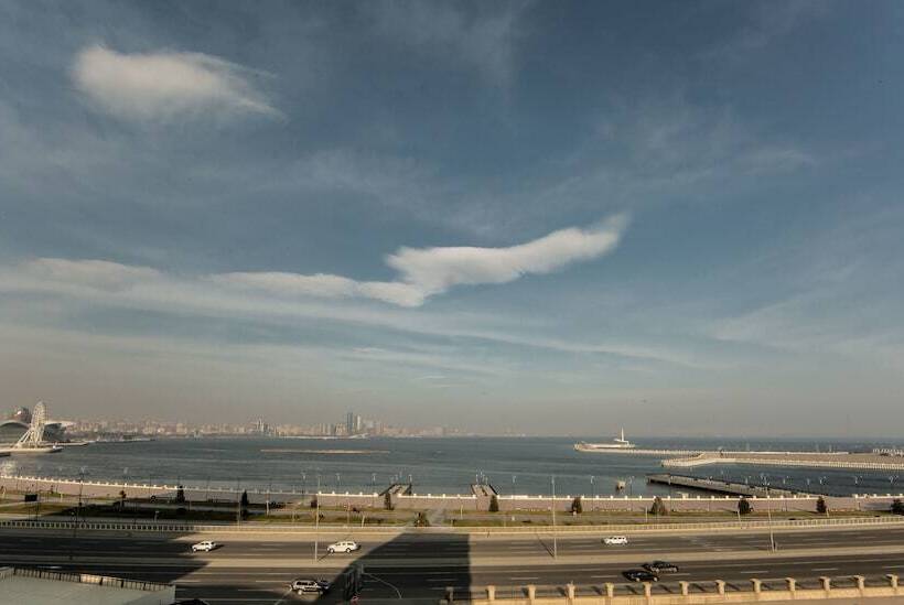 سوییت با چشم‌انداز دریا, The Crown