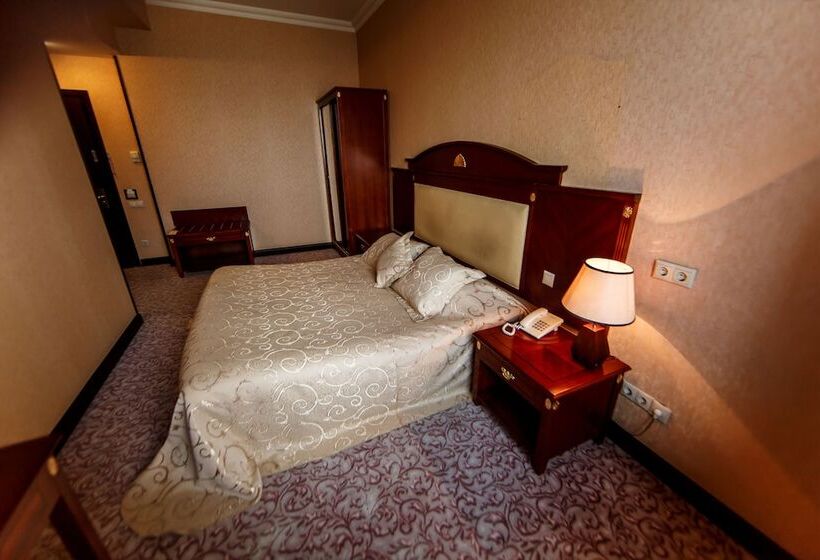 سوییت با چشم‌انداز دریا, The Crown