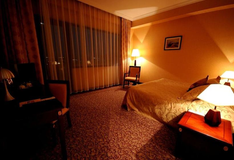 سوییت با چشم‌انداز دریا, The Crown