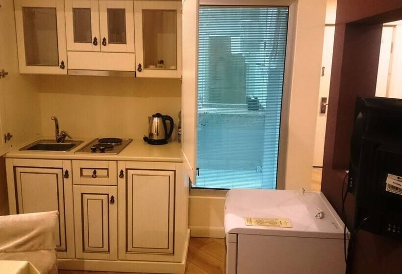 سوییت با چشم‌انداز دریا, The Crown