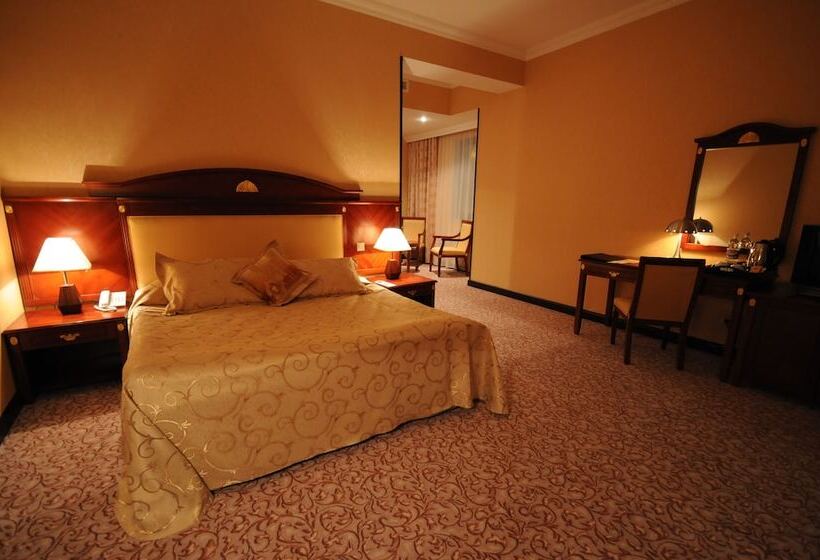 سوییت با چشم‌انداز دریا, The Crown