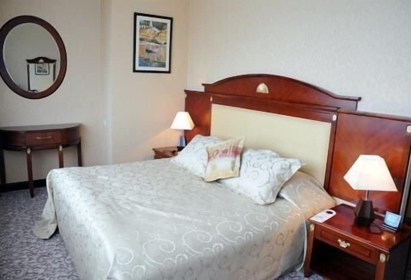 سوییت با چشم‌انداز دریا, The Crown