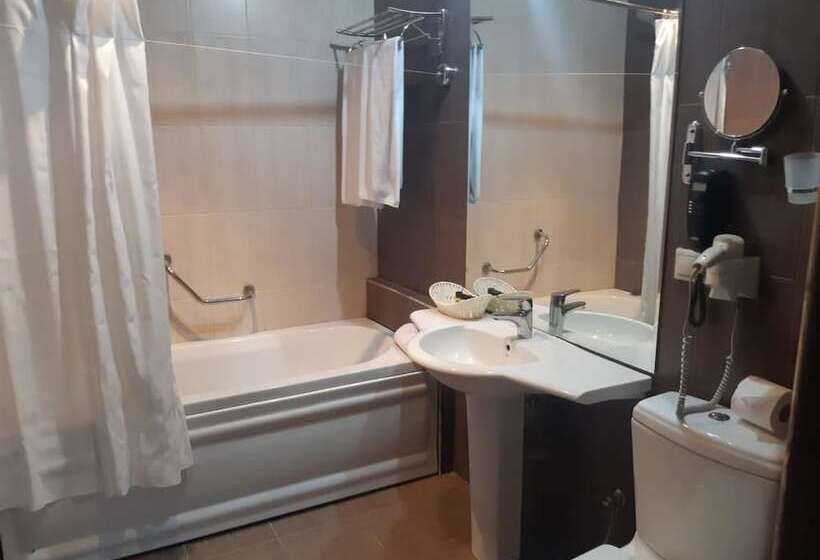 اتاق اکونومی, The Crown