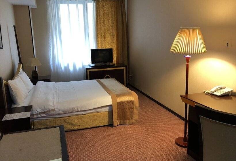 اتاق اکونومی, The Crown