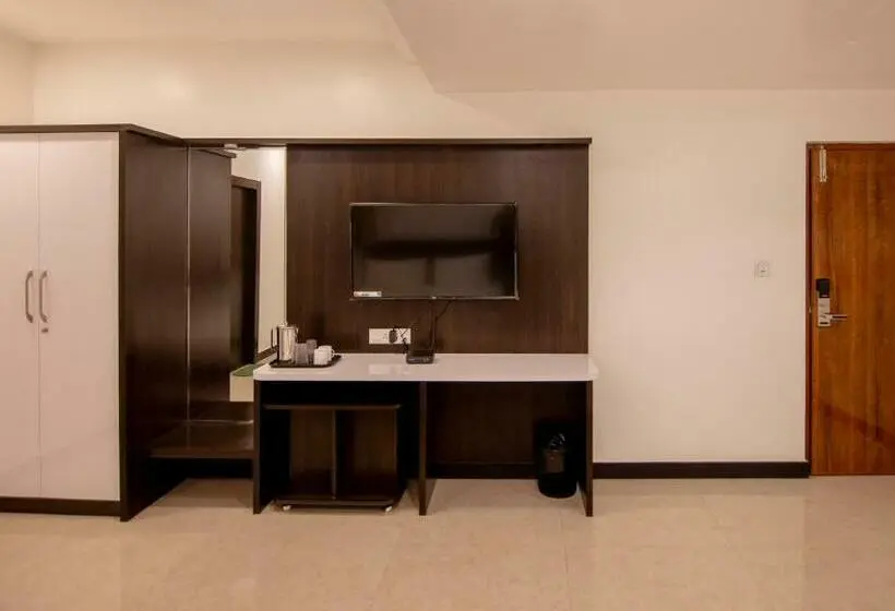 اتاق لوکس سه تخته, Gopuram Residency