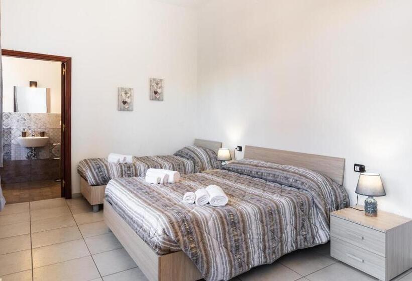 Трехместный Номер Стандарт с Балконом, Le Torrette Rooms And Apartments