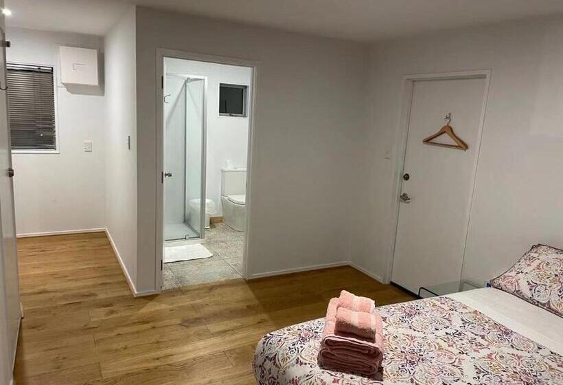 اتاق استاندارد با چشم‌انداز کوهستان, Visitor Room Self Check In