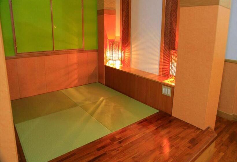 חדר משפחתי דלוקס, 紅 Bin