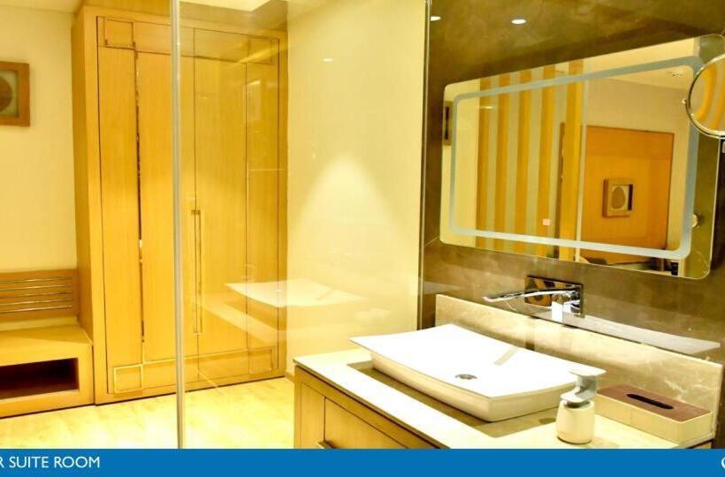 חדר דחוקס עם מיטת קינג, Sarovar Portico Morbi