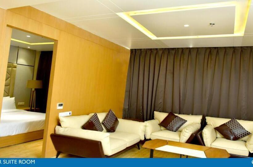 חדר דחוקס עם מיטת קינג, Sarovar Portico Morbi