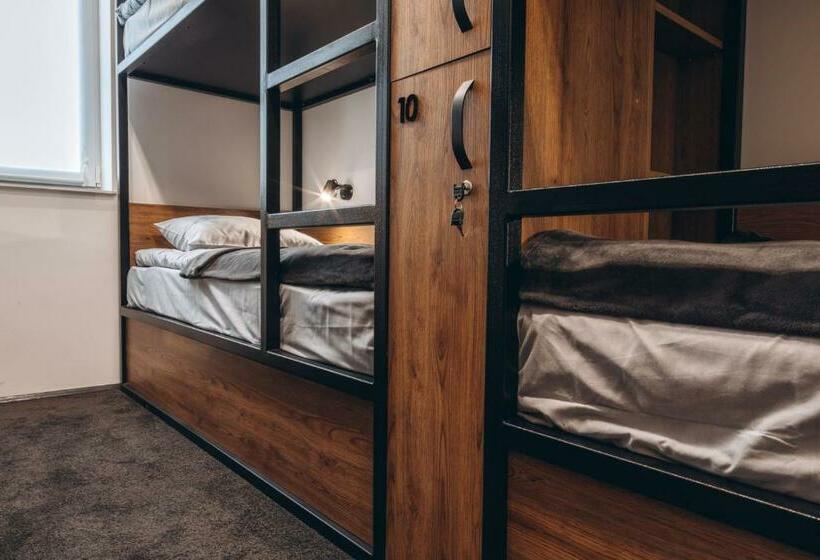 تختخواب در اتاق مشترک, готель хостел Rooms