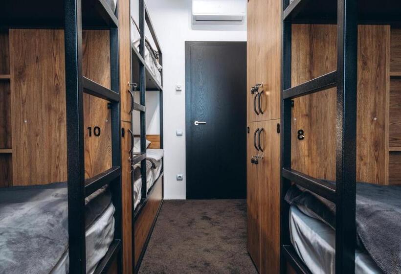 تختخواب در اتاق مشترک, готель хостел Rooms
