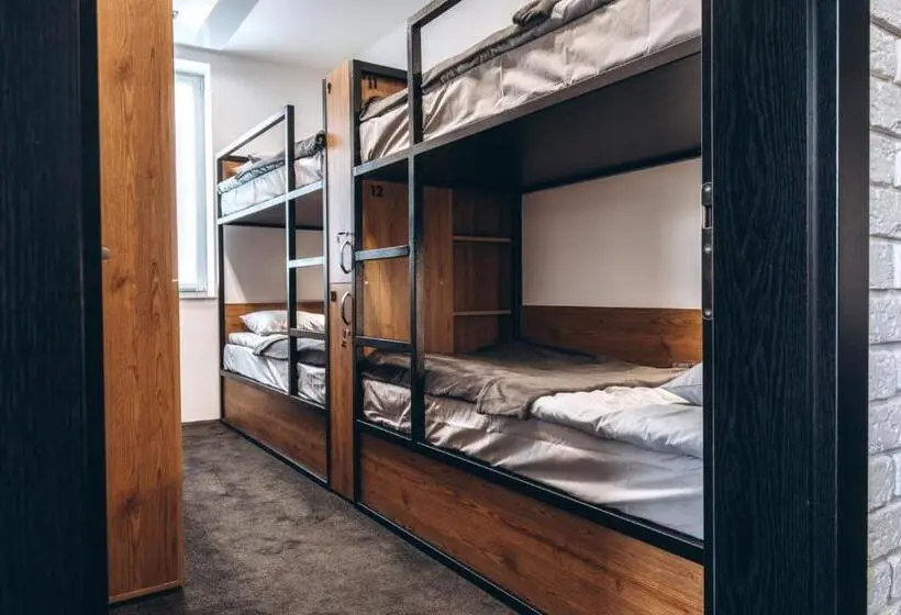 تختخواب در اتاق مشترک, готель хостел Rooms