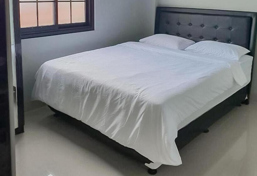 Номер Superior, Bumi Ciboled Mitra Reddoorz Near Gerbang Tol Pamulihan