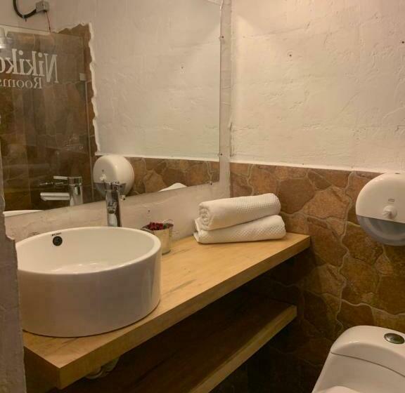 اتاق لوکس سه تخته, Nikikot Hostel &