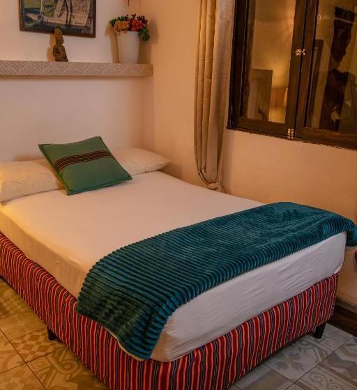 اتاق استاندارد چهار تخته, Nikikot Hostel &