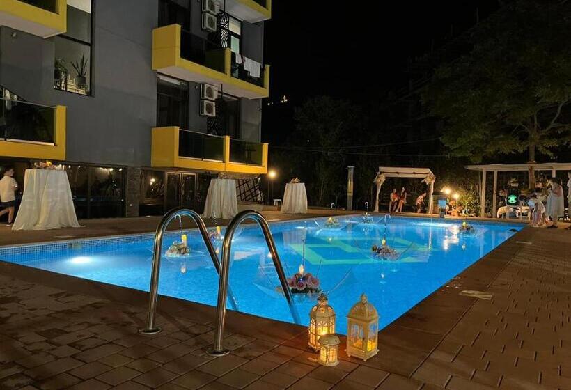 اتاق استاندارد سه تخته با چشم‌انداز استخر, Casa Del Mar