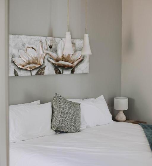 غرفة عائلية, The Living Collective Villa