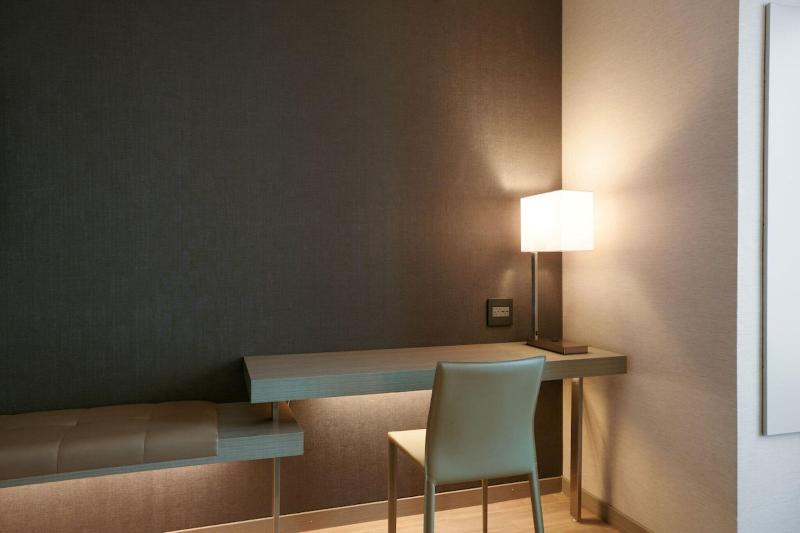 스위트 킹사이즈 침대, Ac Hotel By Marriott Tallahassee Universities At The Capitol