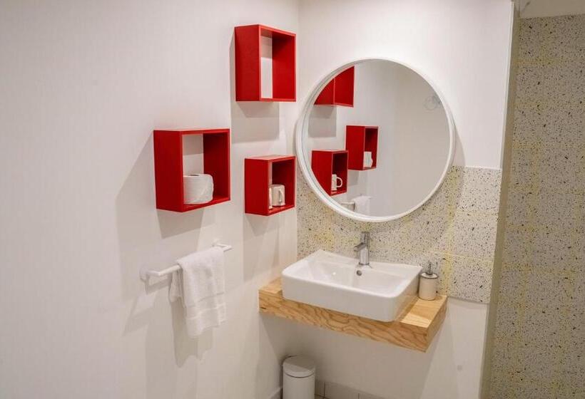 استودیوی استاندارد, Hôtel Le Terre Sainte