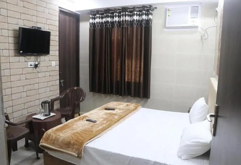 Deluxe Room, Krishna Dreams