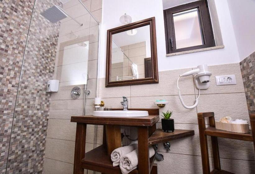 스탠다드 발코니 룸, Yara