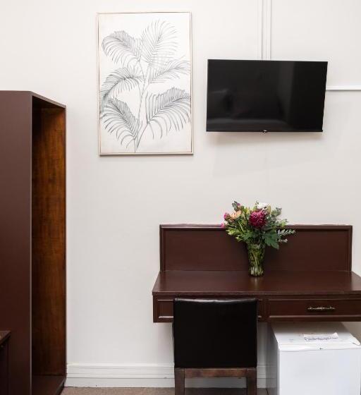 חדר סטנדרטי לארבעה עם חדר אמבטיה משותף, New Crown Hotel Motel