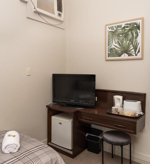 חדר סטנדרטי לארבעה עם חדר אמבטיה משותף, New Crown Hotel Motel