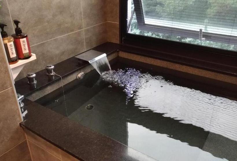 سوئیت با وان آب گرم, Silence And Stillness