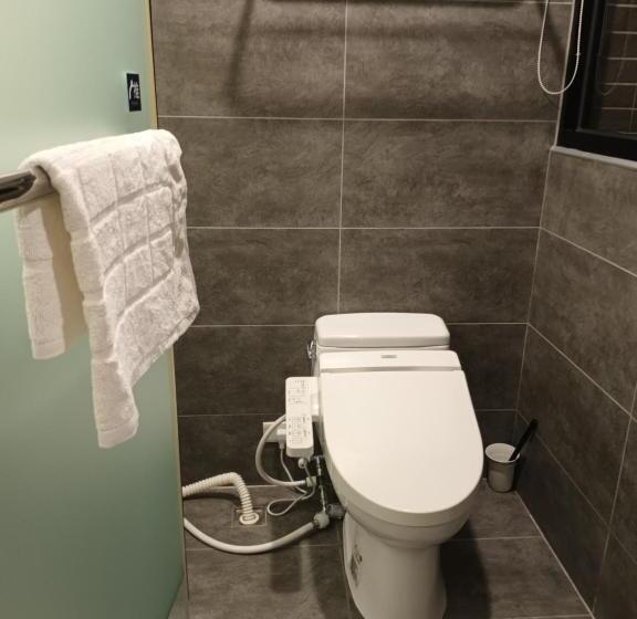 اتاق استاندارد با وان آب گرم, Silence And Stillness