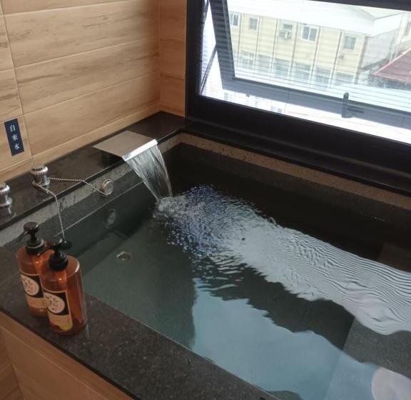 اتاق استاندارد با وان آب گرم, Silence And Stillness