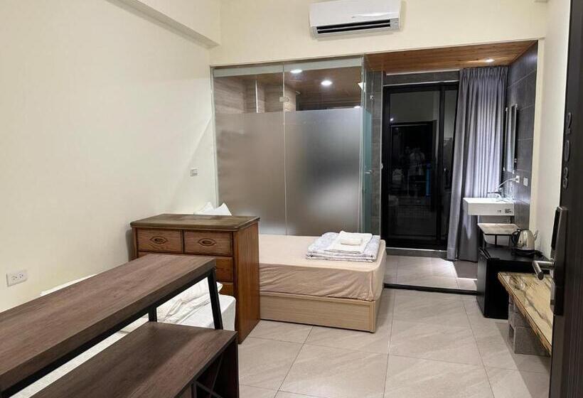 اتاق استاندارد یک نفره, Silence And Stillness