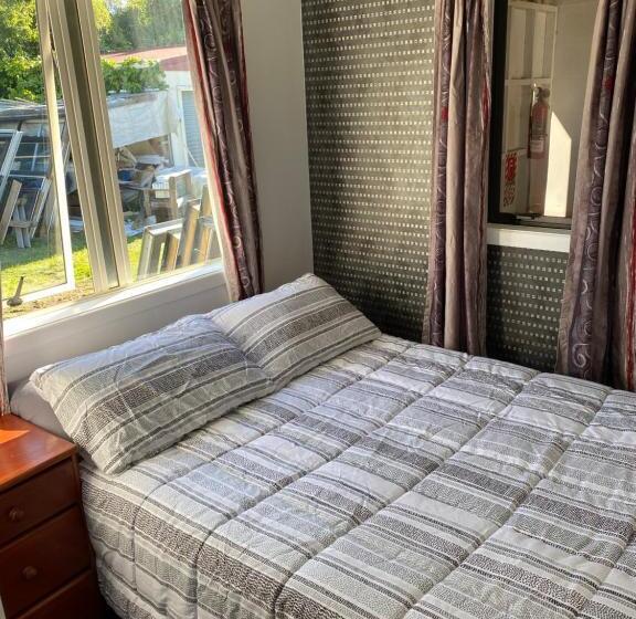 家庭工作室, Windsor Motel