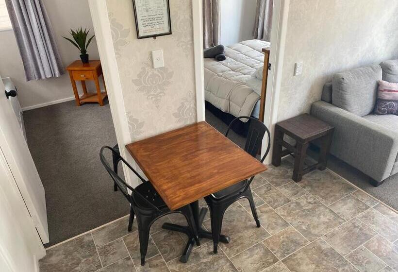 Семейный Номер, Windsor Motel