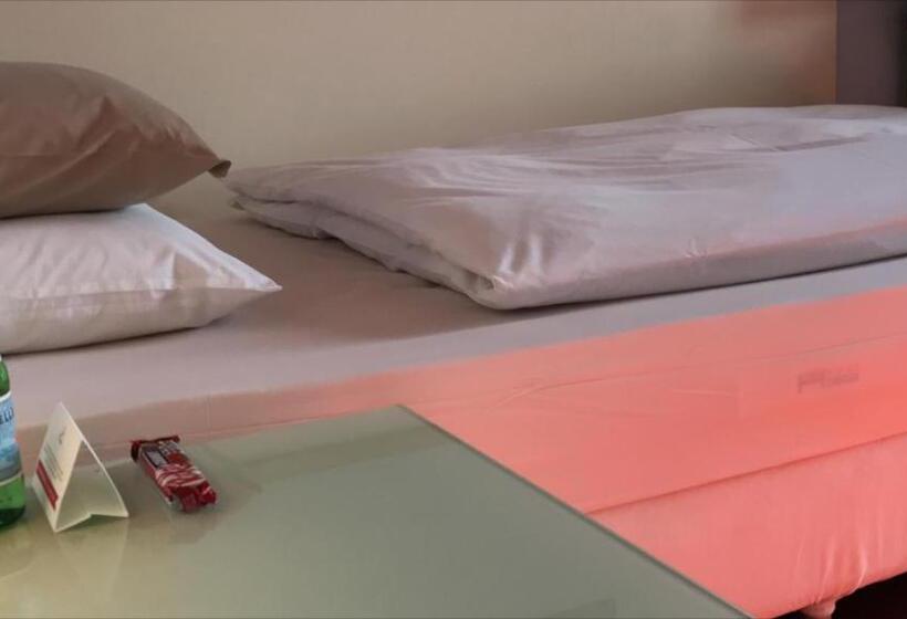 غرفة قياسية فردية, Art 'otel