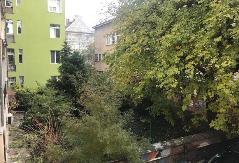 غرفة قياسية مزوَّدة بشُرفة, Art 'otel