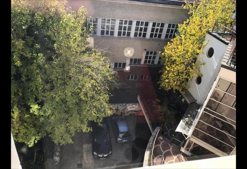 غرفة قياسية مزوَّدة بشُرفة, Art 'otel