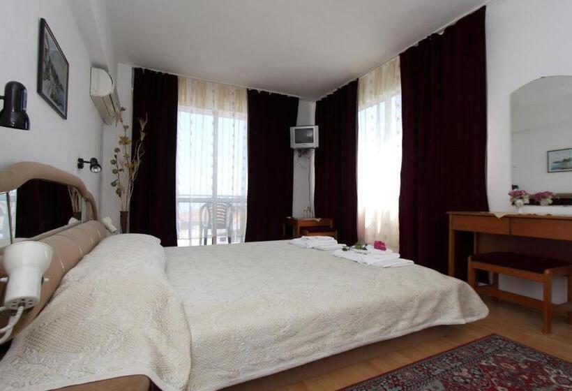 Номер Стандарт Трехместный, Family Hotel Verona