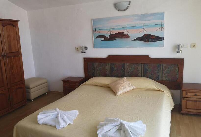 Люкс Боковой Вид на Море, Family Hotel Verona