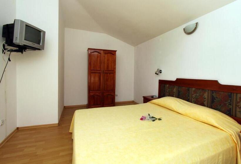 Люкс Боковой Вид на Море, Family Hotel Verona