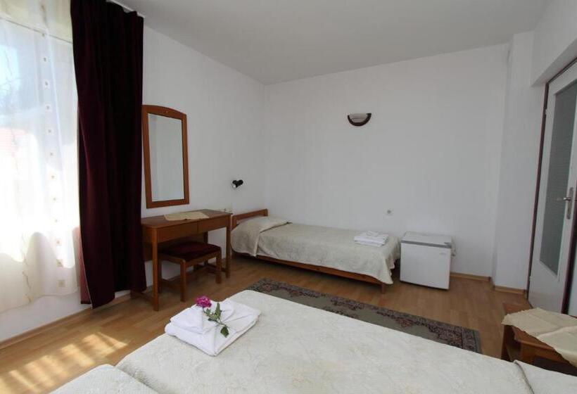 Номер Стандарт Трехместный, Family Hotel Verona