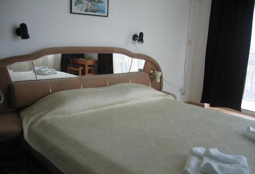 Номер Стандарт Трехместный, Family Hotel Verona