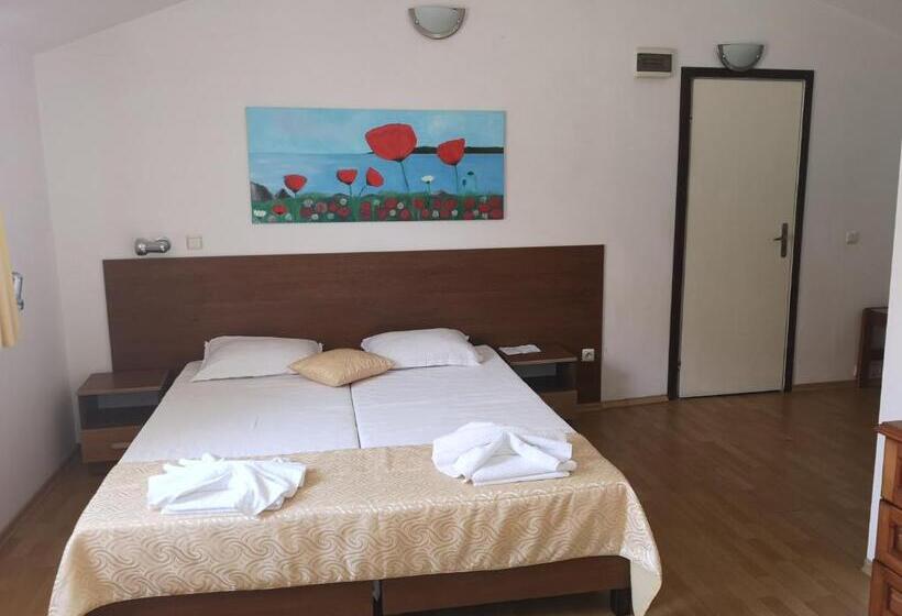 Люкс Боковой Вид на Море, Family Hotel Verona