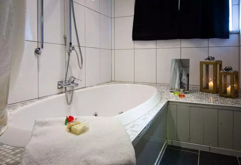 2 Bedroom Family Suite, De Stokerij